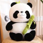 Panda de peluche sosteniendo bambú