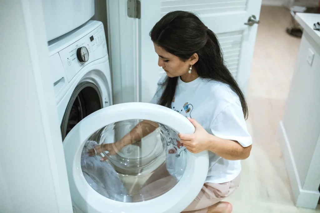 Lavando bichos de pelúcia em uma máquina de lavar